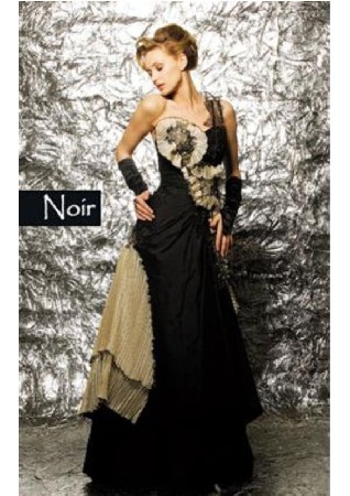 voici une robe de gala en dupion de soie noir, agrémenté d'organza plissé et dentelle de calais <br />
modèle exceptionnel<br />
comptez 1200 euro <br />
1 seule couleur disponible <br />
 